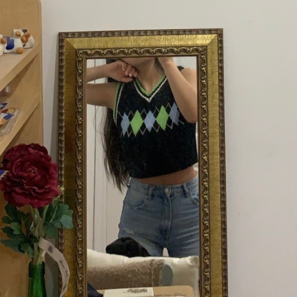 Argyle plaid knit sweater vest. - Picture 4 of 4